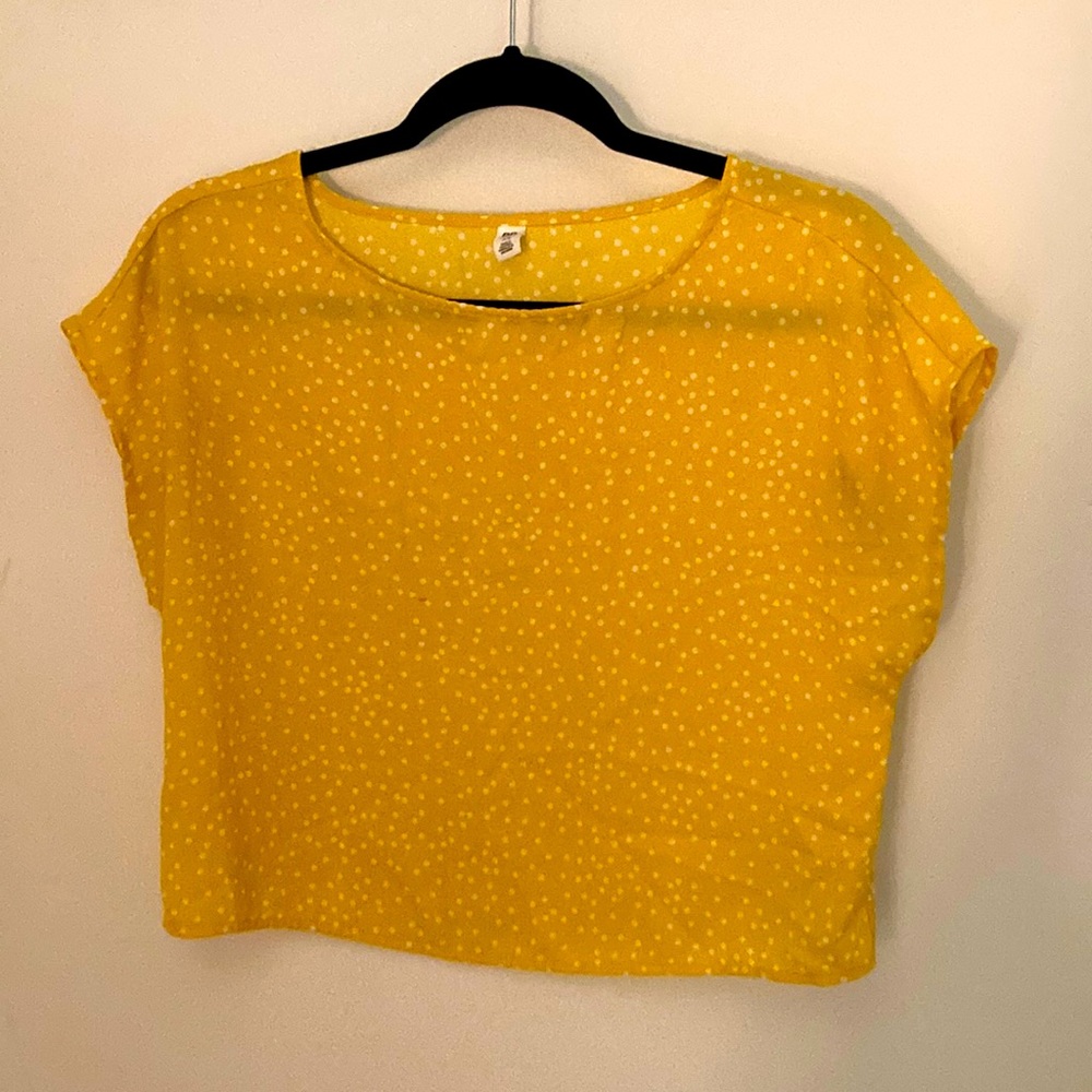 Cropped short sleeve polka dot top